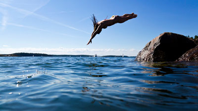 Urlauber beim Baden auf der Schäreninsel Finnhamn